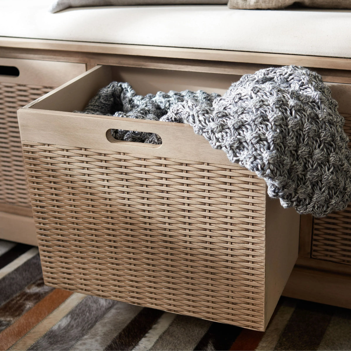 Banc de rangement SAFAVIEH Fiorello avec coussin et 3 tiroirs - 47,3 L x 15 P x 19 H - 47 L x 15 P x 19 H