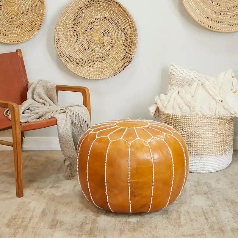 Pouf marocain en cuir floral avec surpiqûres blanches - Noir ou marron clair